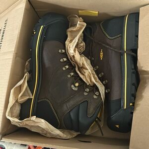 Brand new Keen utility footwear